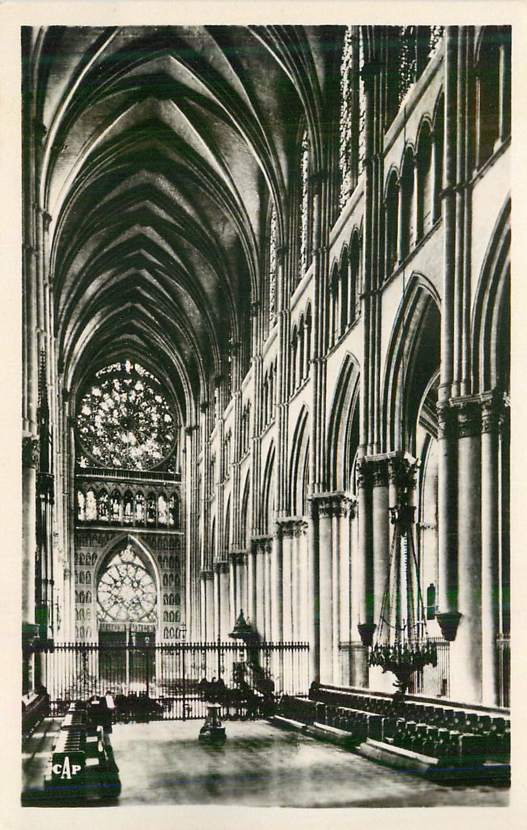 Intérieur de la cathédrale Notre-Dame de Paris — vue de la nef et de la rosace — éditeur CAP