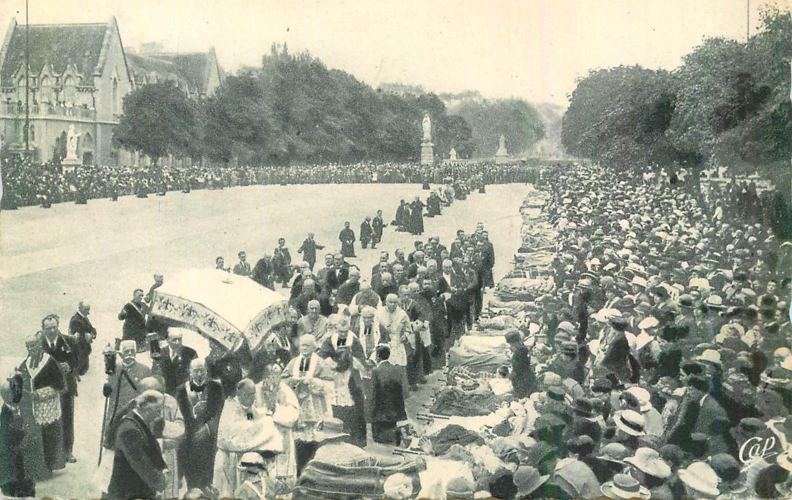 CPA Lourdes Benediction des Malades sur l'Esplanade