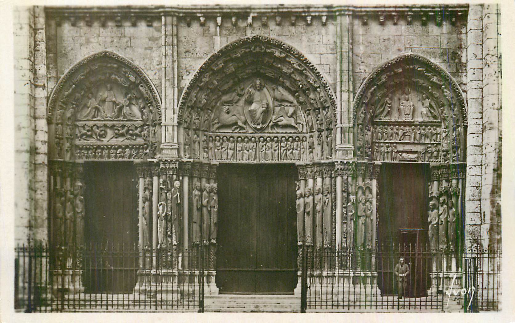CPM Chartres (Eure et Loir) La Cathedrale La Grande Portail