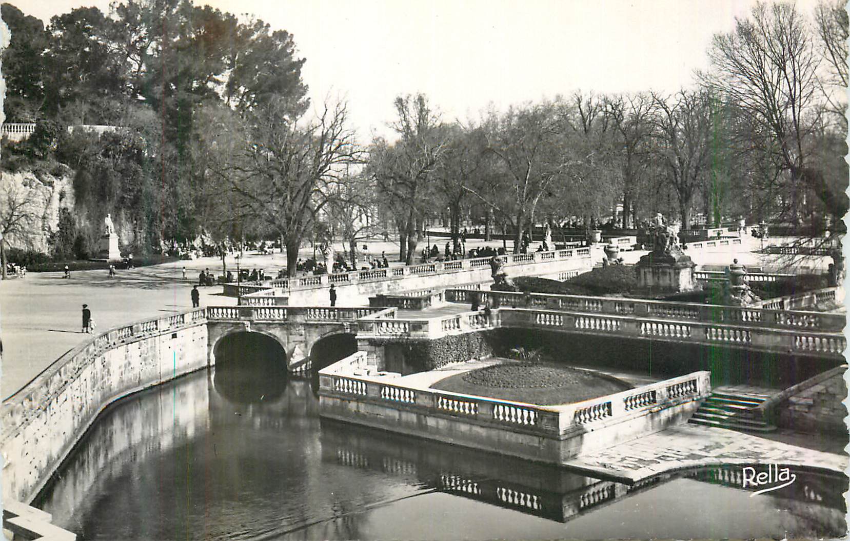 CPM Nimes (Gard) Le Jardin de la Fontaine