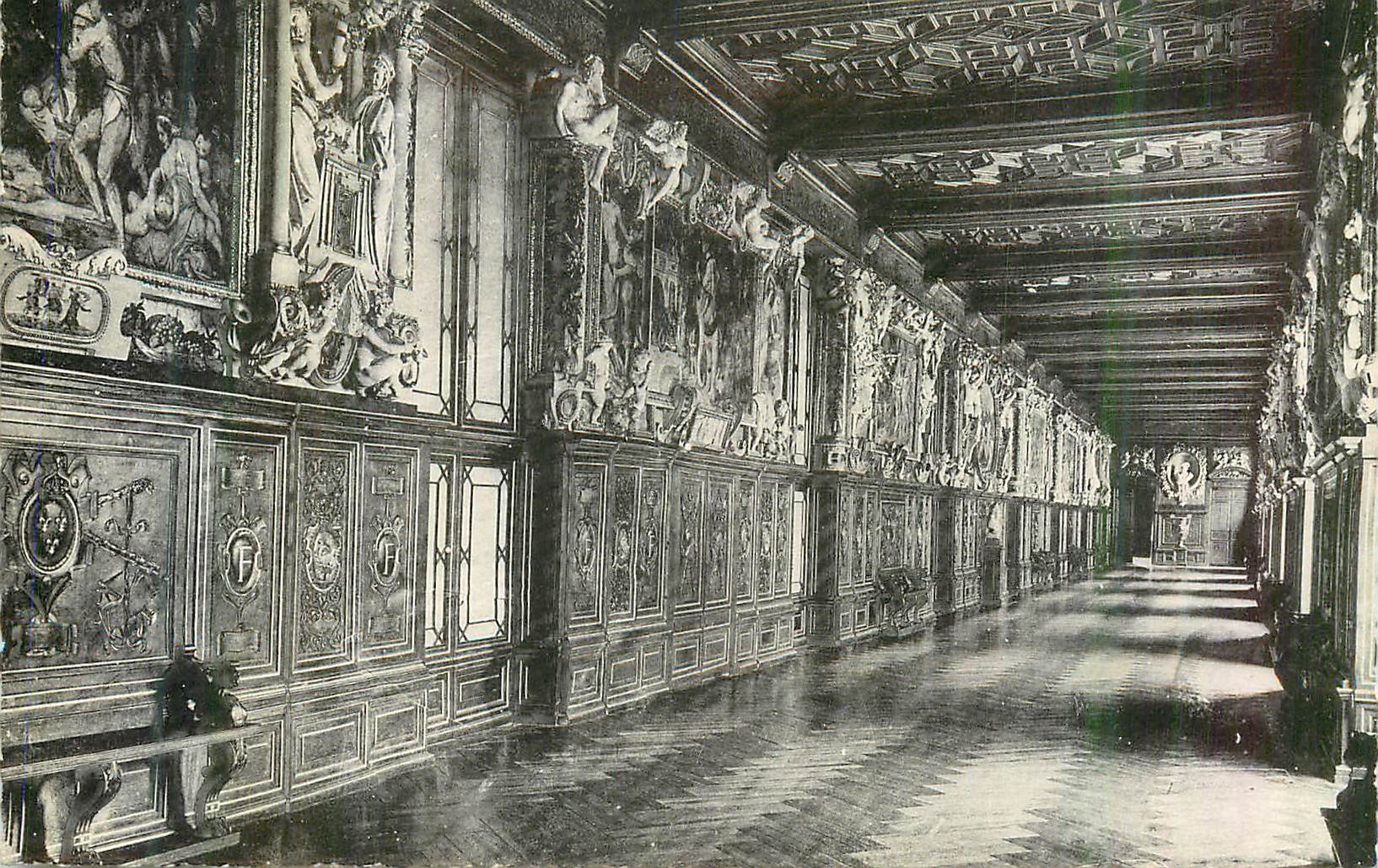 Sala d'armi del castello di Fontainebleau — decoro scolpito e dipinto — editore non identificato