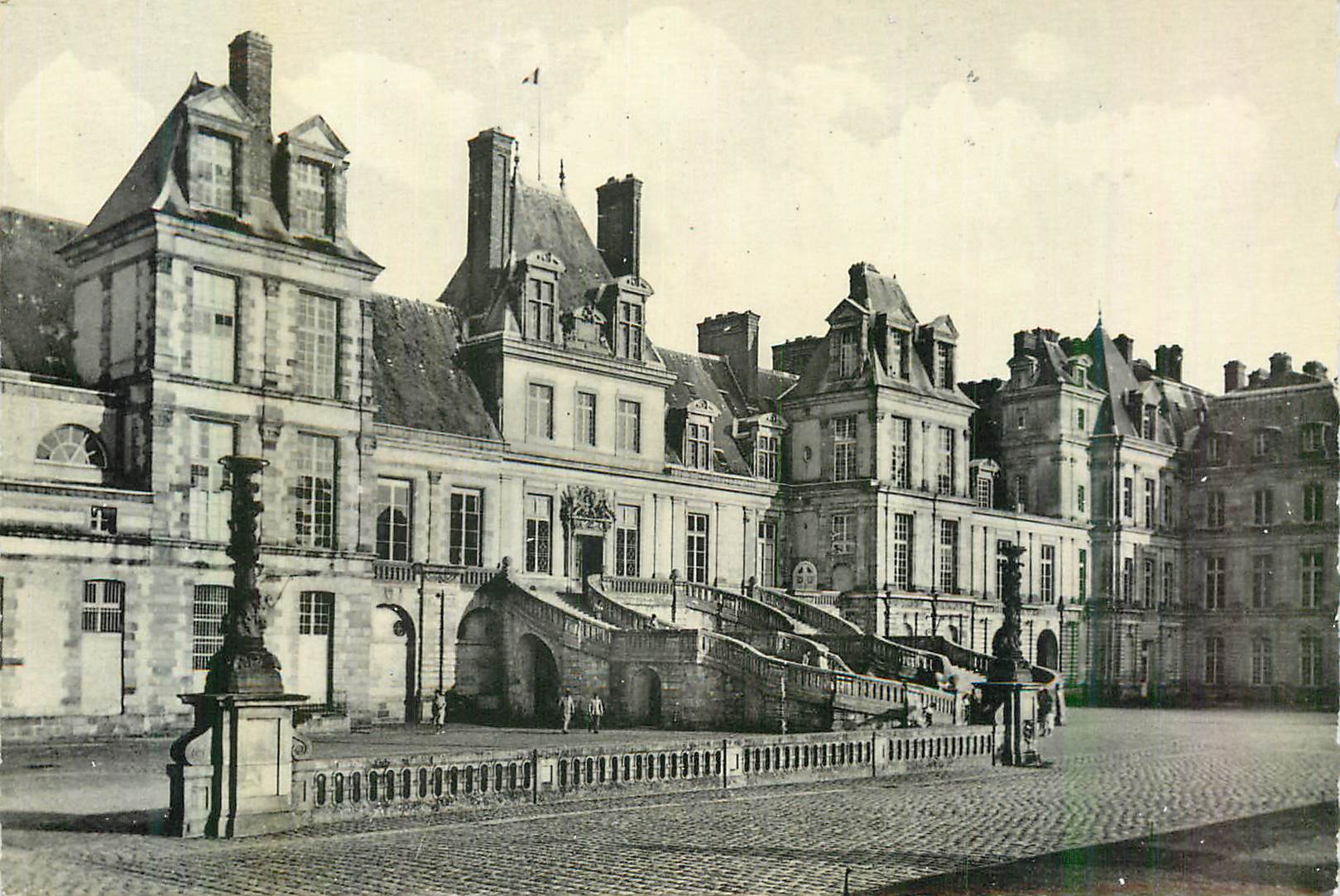 Plaza del Castillo en Caen — vista del castillo real — editor no identificado