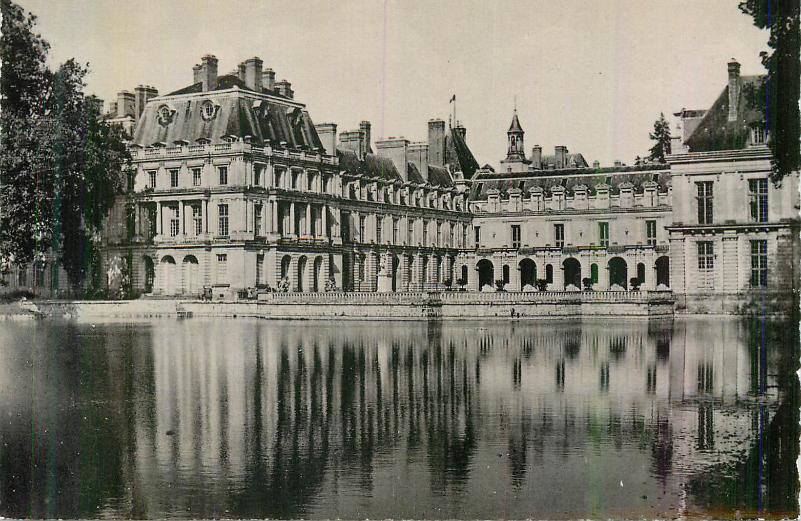 Castillo de Fontainebleau — vista del parque y del lago — editor no identificado