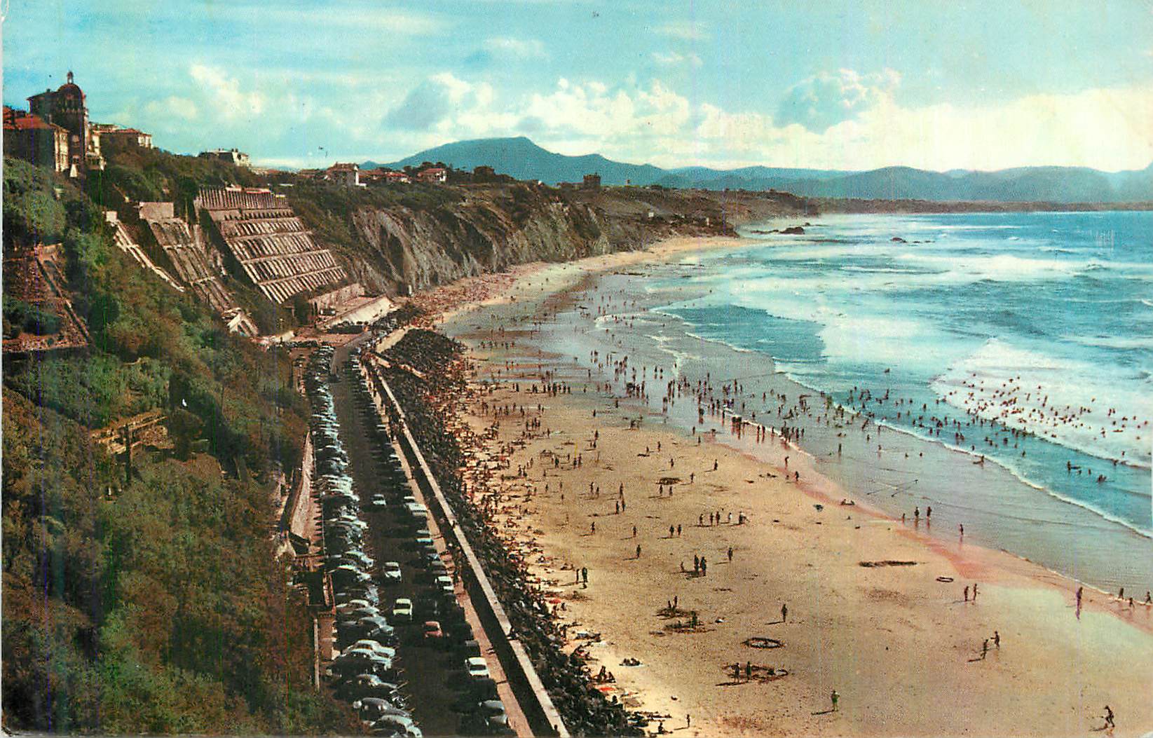 CPM Biarritz (B P) La Plage des Basques Au Lointain les Montaignes d'Espagne