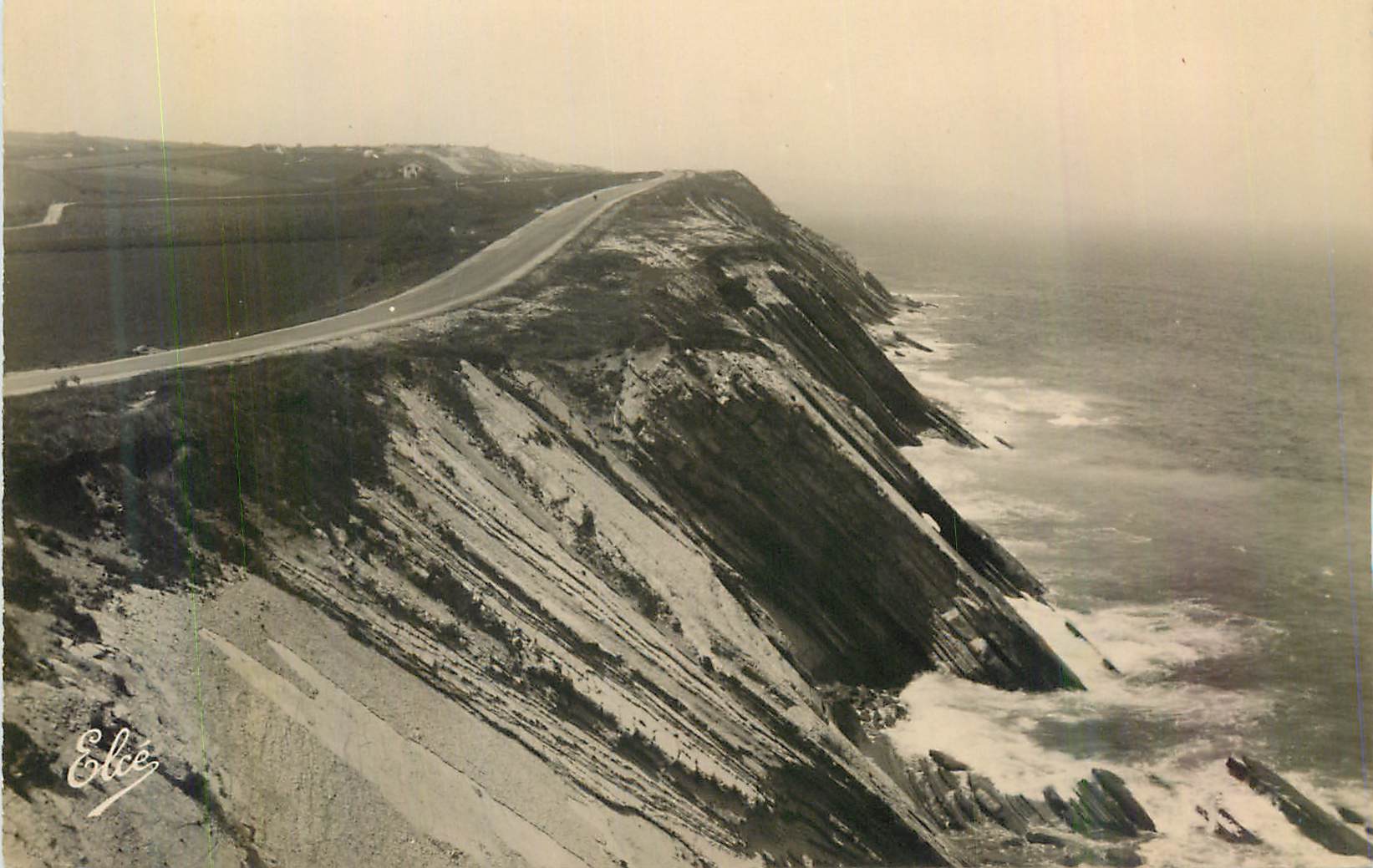 CPM St Jean de Luz (Basses Pyr) Les Rochers de la Cote Basque