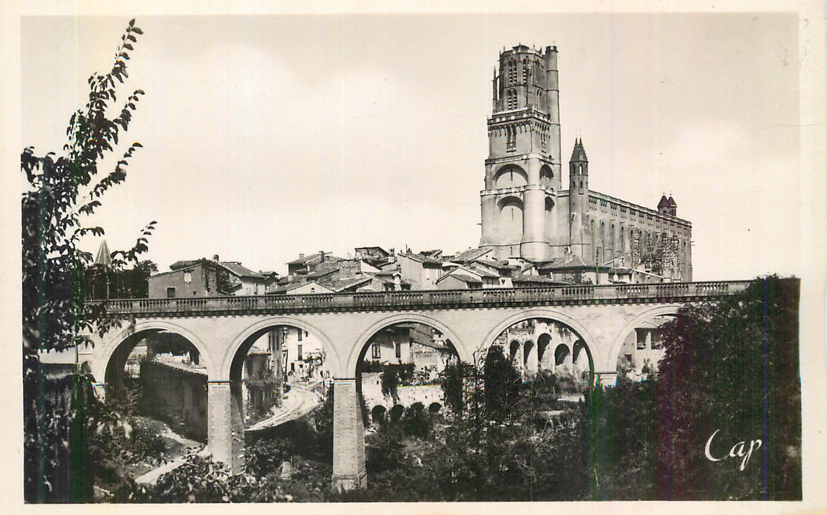 Ansicht der Kathedrale und des Viadukts in Albi — Cap