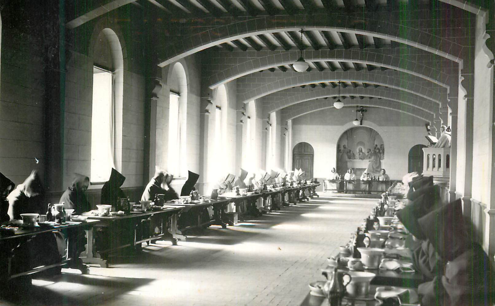 CPM Abbaye de Sept Fons (Allier) Le Refectoire Lecture d'ecriture sainte au debut du repas