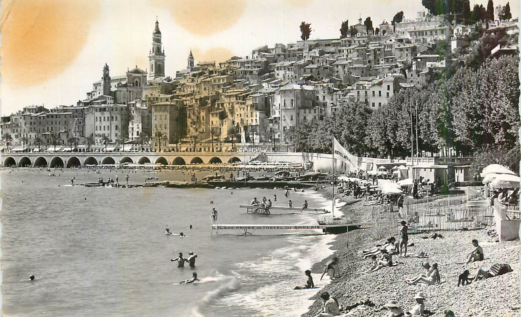 CPM Menton Vue sur la Vieille Ville et la Plage