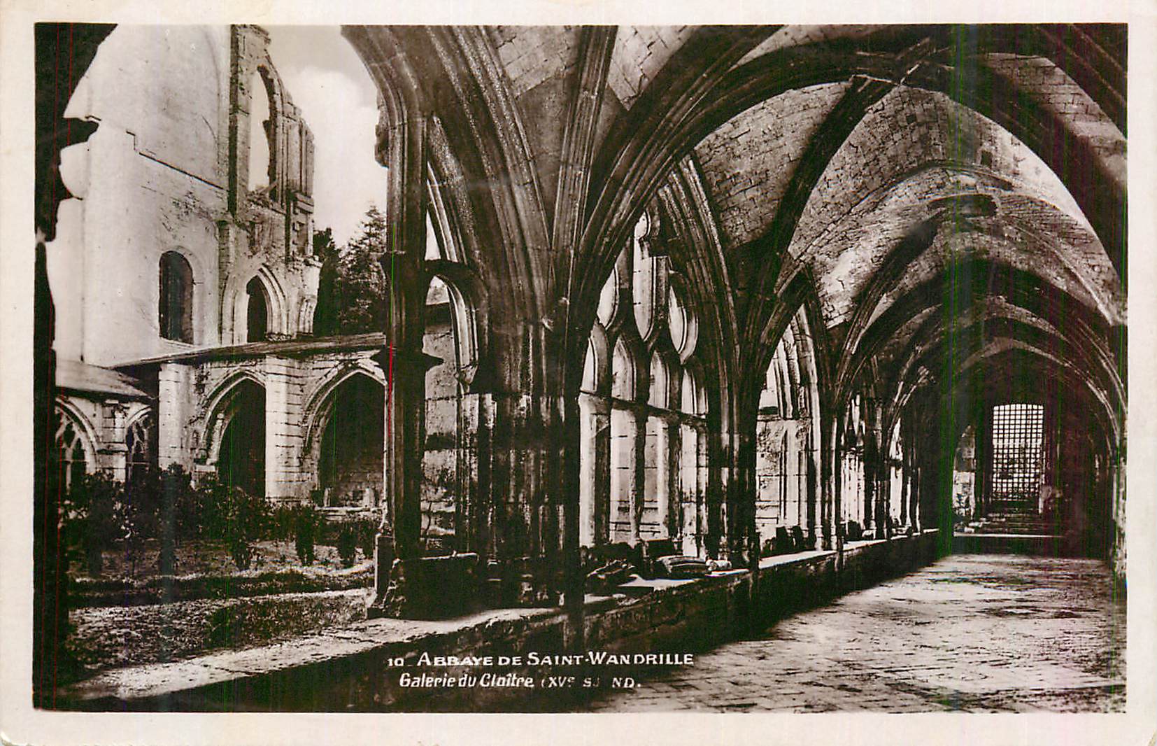 CPM Abbaye de Saint Wandrille Galerie du Cloitre (XVe S)