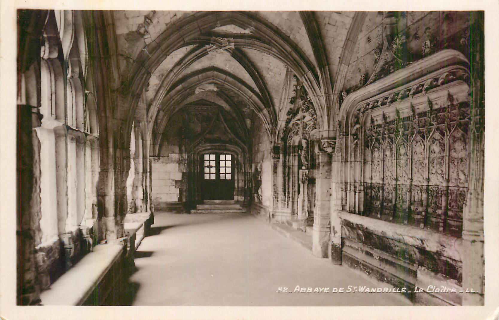 CPM Abbaye de Saint Wandrille Galerie du Cloitre