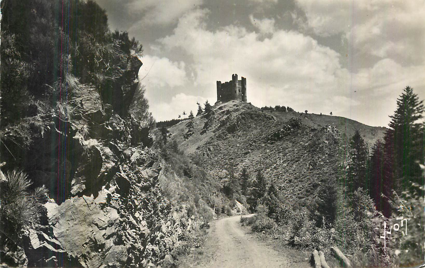 CPM Environs de Saint Flour (Cantal) Ruines du Chateau d'Alleuze