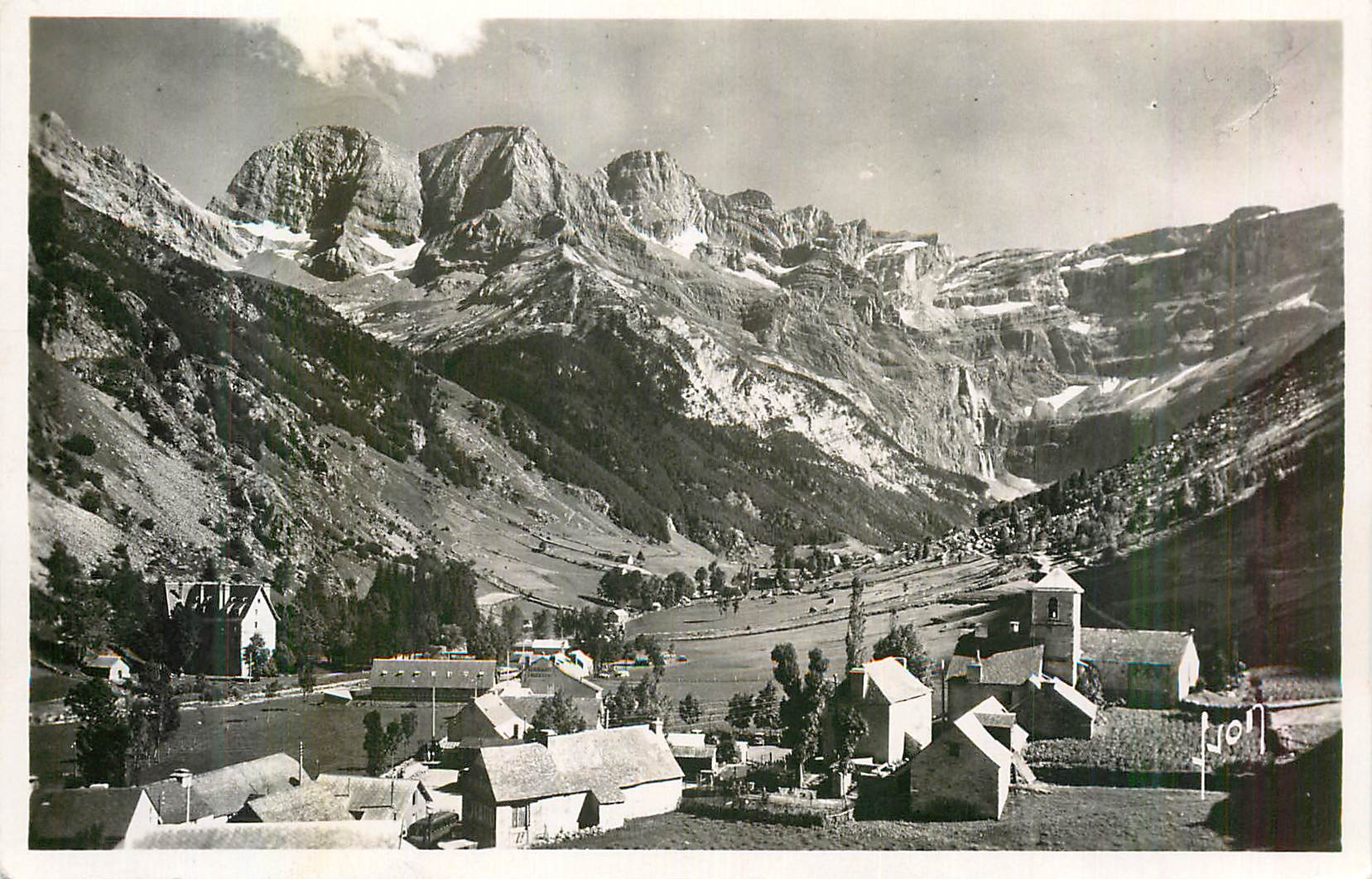 CPM Cirque de Gavarnie (Htes Pyr) Le Village et au Fond Le Massif du Marbore et le Cirque