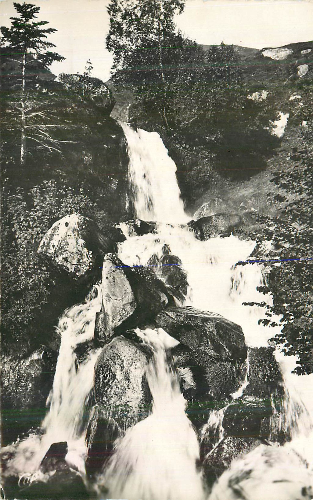Chute d'eau dans les montagnes — éditeur non visible
