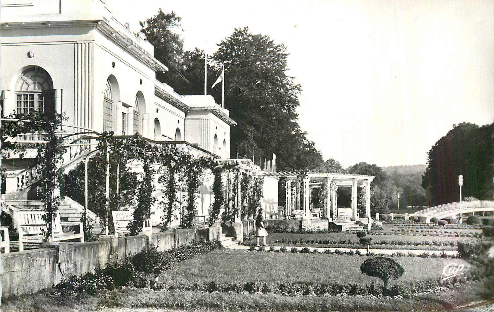 CPM Bagnoles de l'Orne Le Jardin et le Casino du Lac