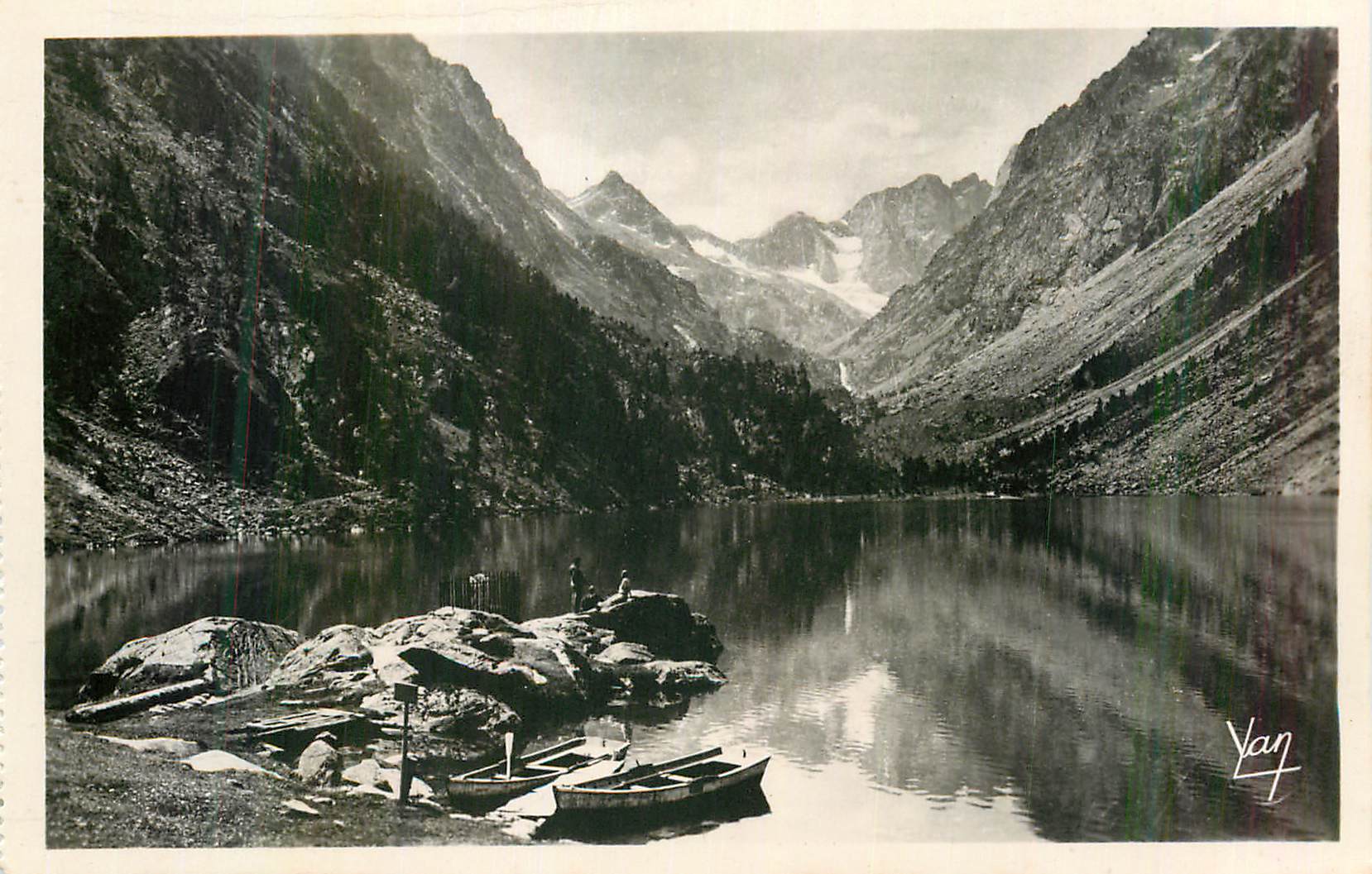 Lac dans les montagnes — vue panoramique — Yan