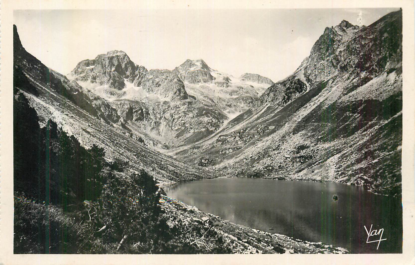 Lac dans les montagnes enneigées — Yan