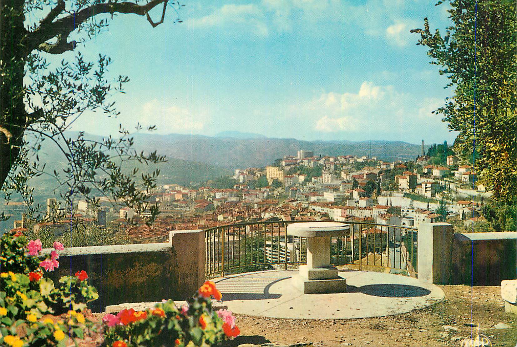 CPM La Cote d'Azur Grasse La Cite des Parfums Vue prise du Jardin Princesse Pauline