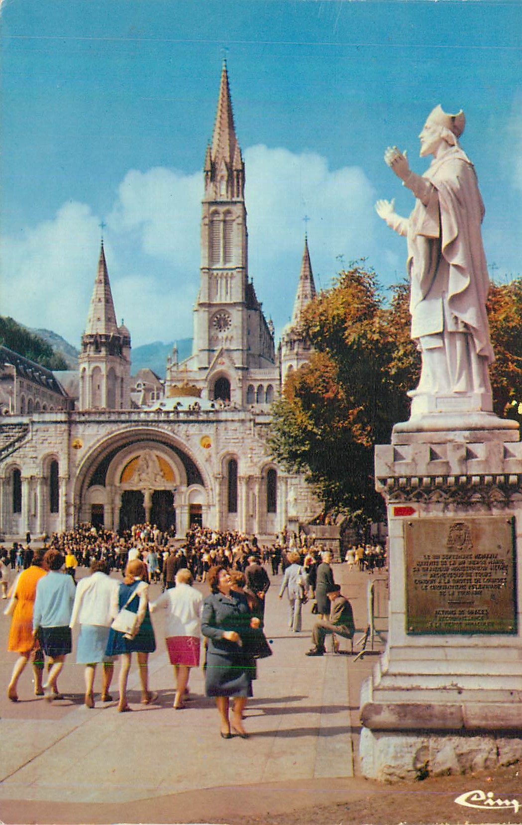 CPM Lourdes (Htes Pyr) La Basilique L'Esplanade du Rosaire