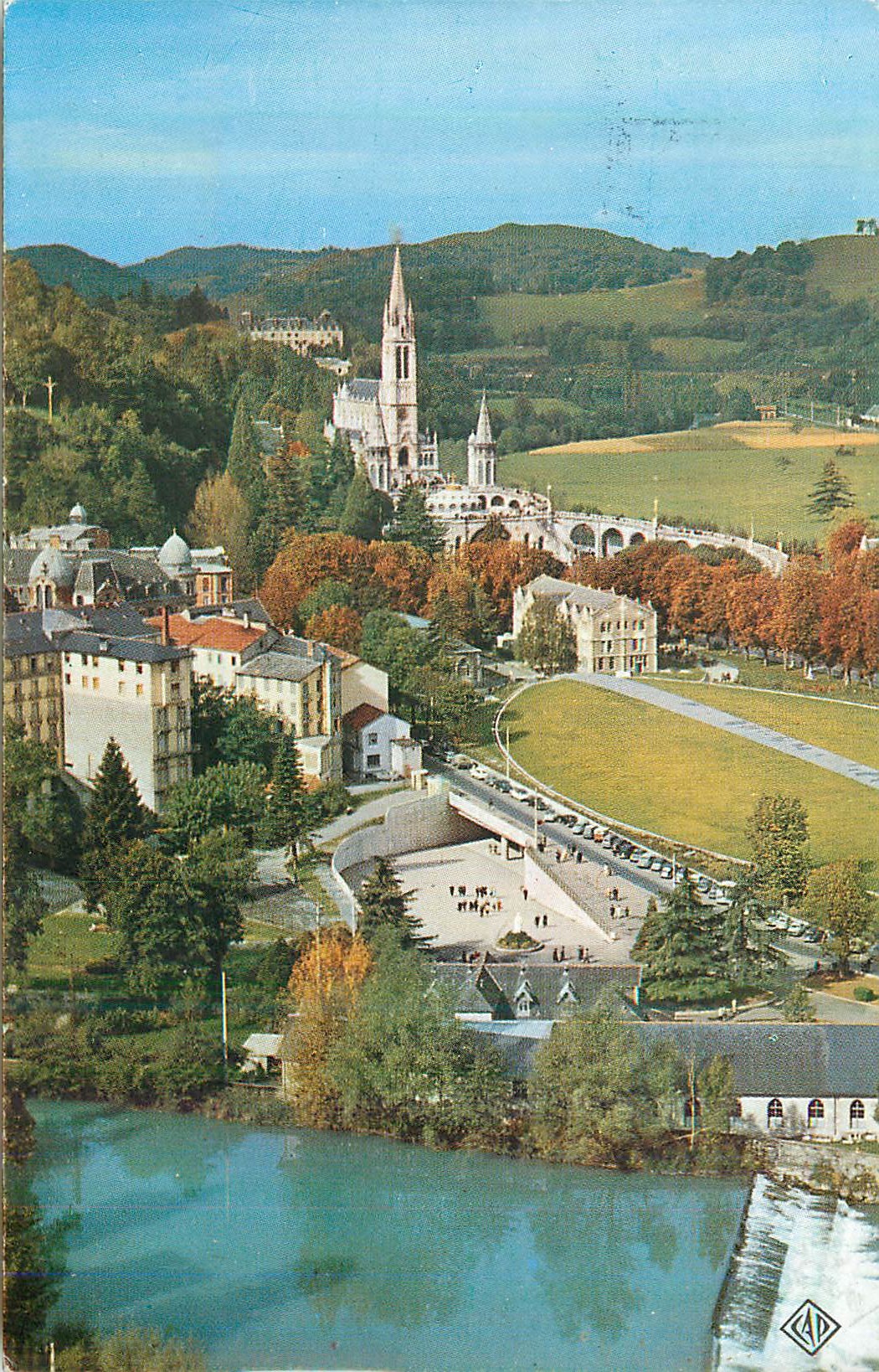CPM Lourdes (Hautes Pyrenees) La Basilique