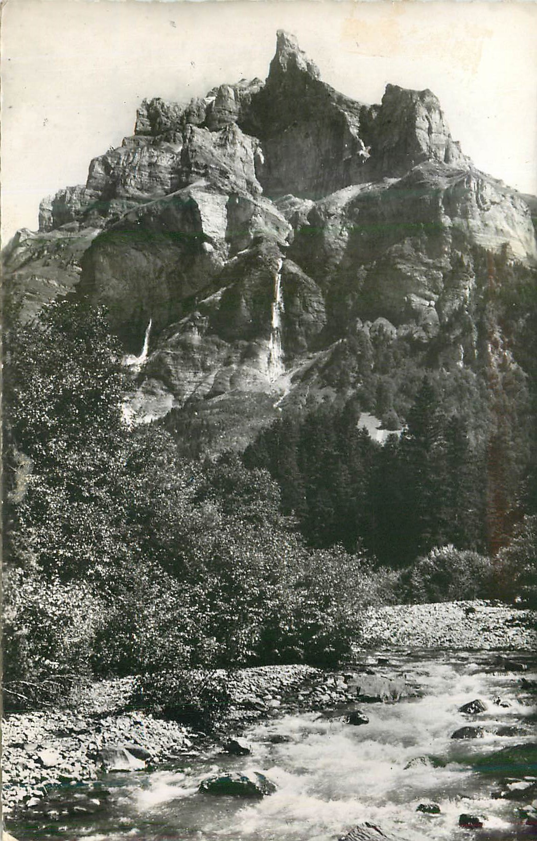 Montagne rocheuse avec cascade — vue naturelle — éditeur non identifiable