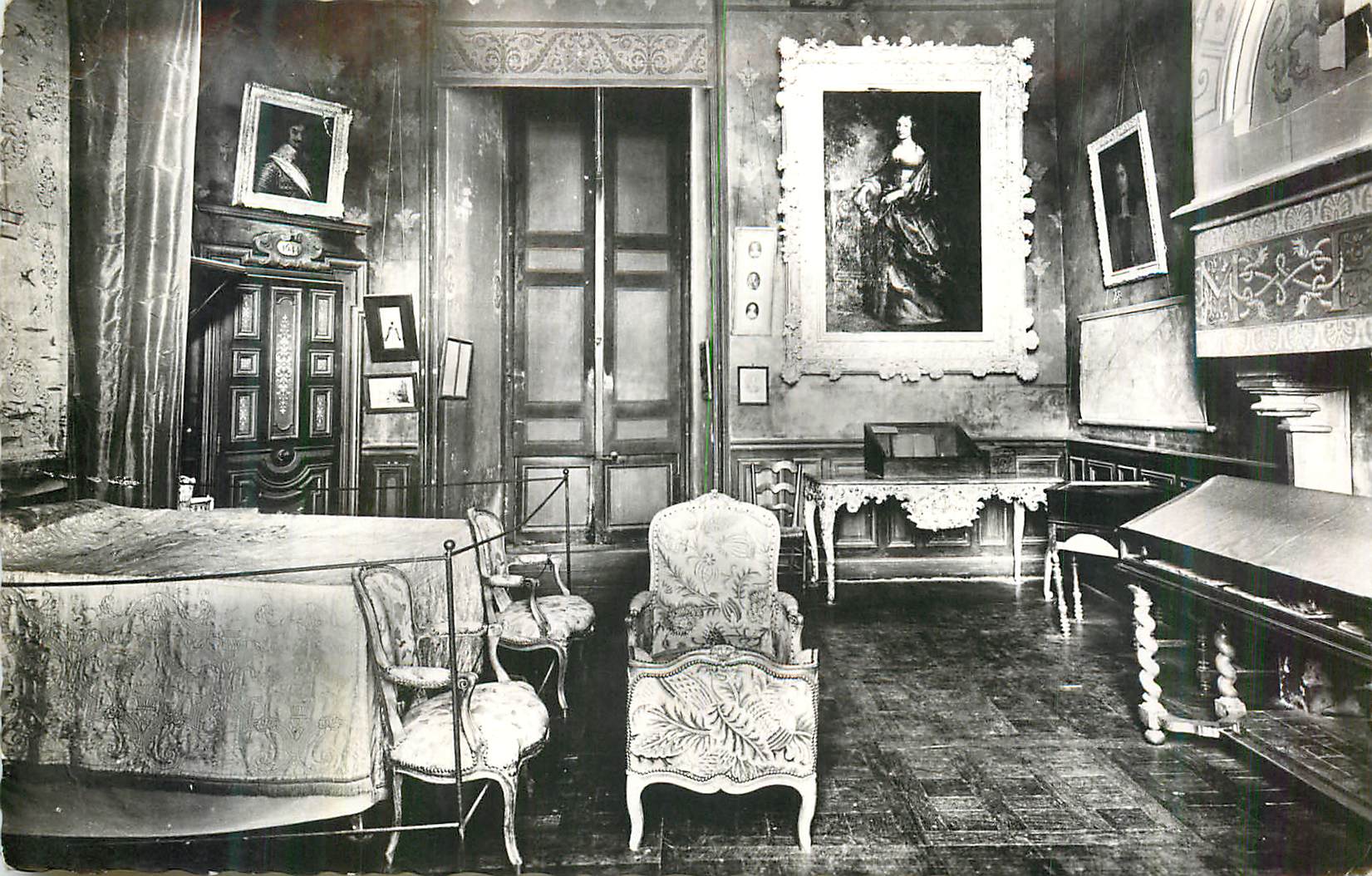 Intérieur d'un salon historique — décor XVIIIe siècle — éditeur inconnu