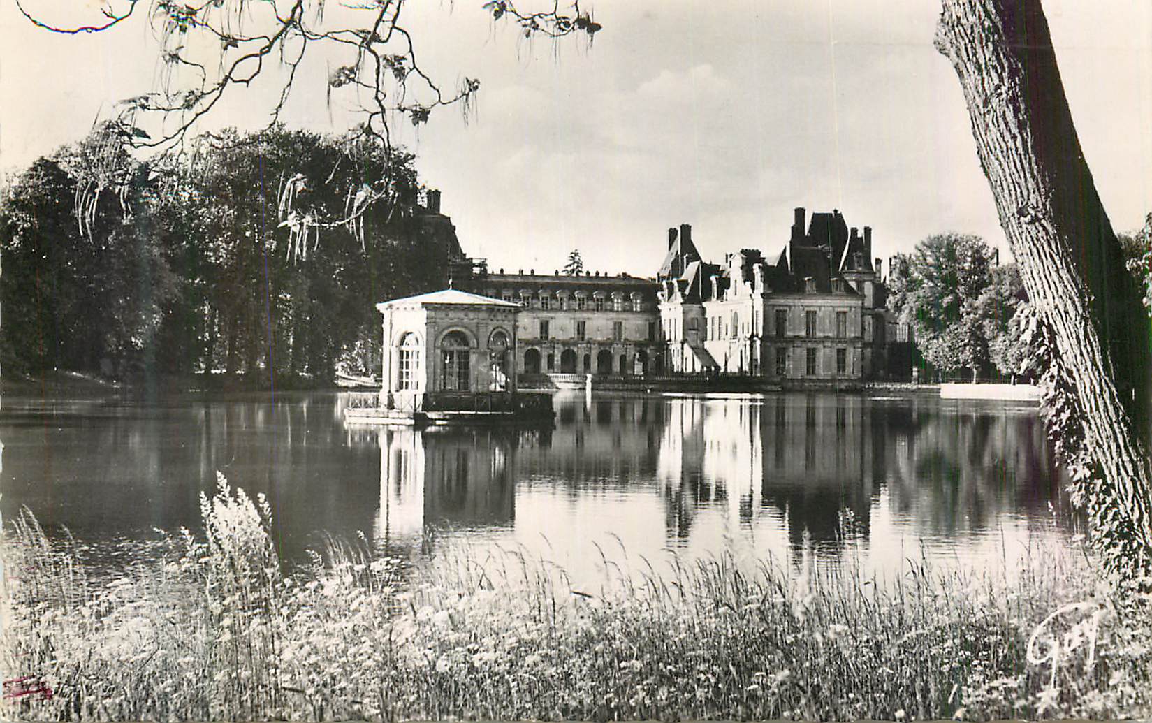 Schloss Chantilly — Ansicht des Sees und Pavillons — Verlag G. P. Paris