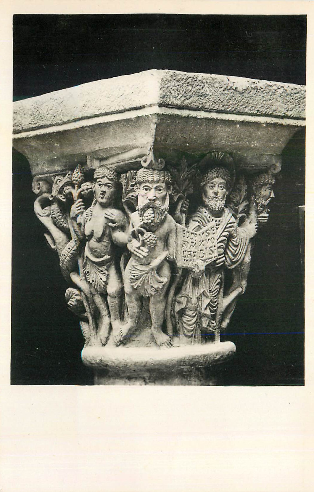 Capitelles sculptées — éditeur inconnu, n° de série non visible