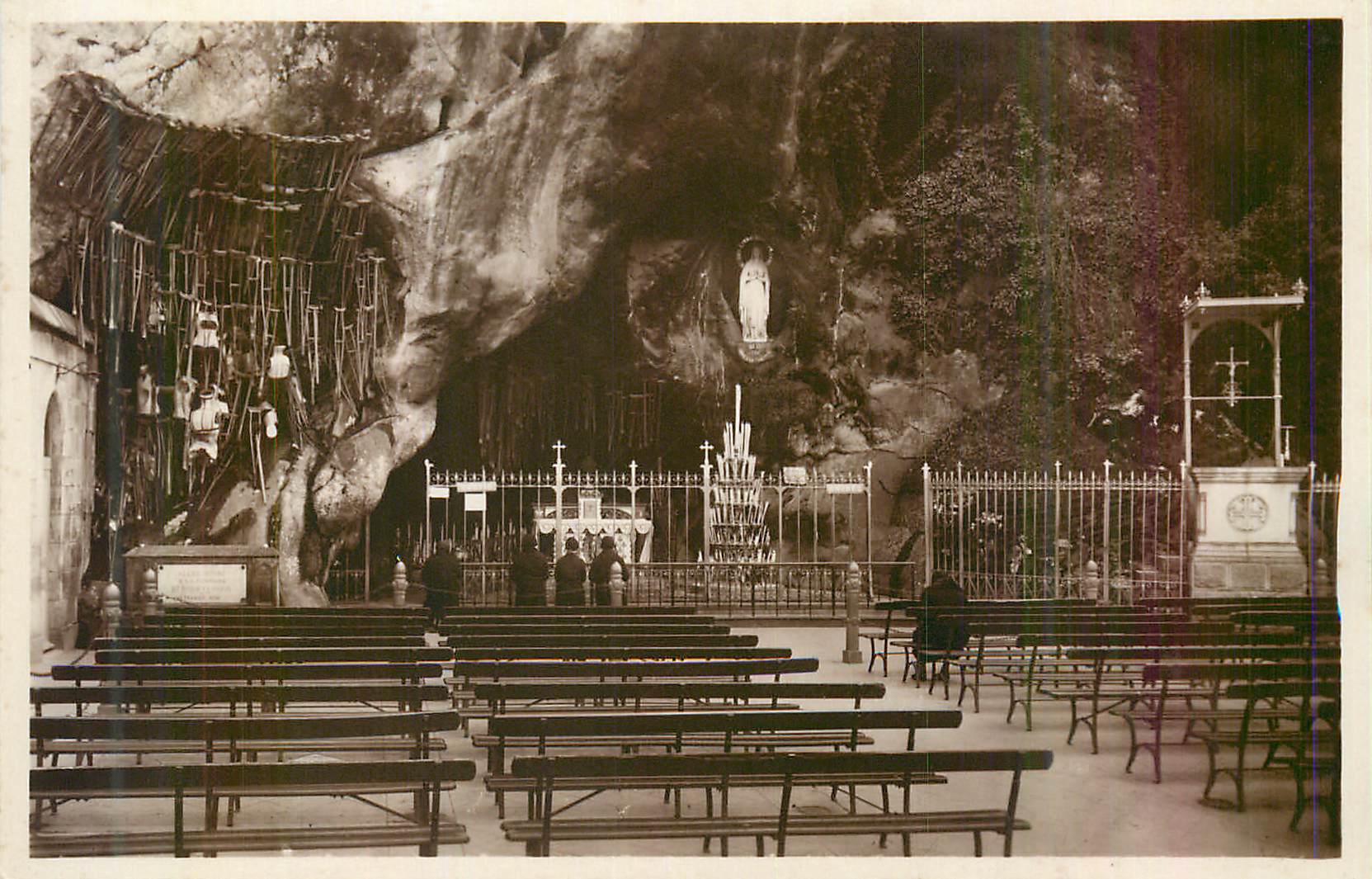 Grotte de Lourdes — chapelle intérieure — éditeur non visible