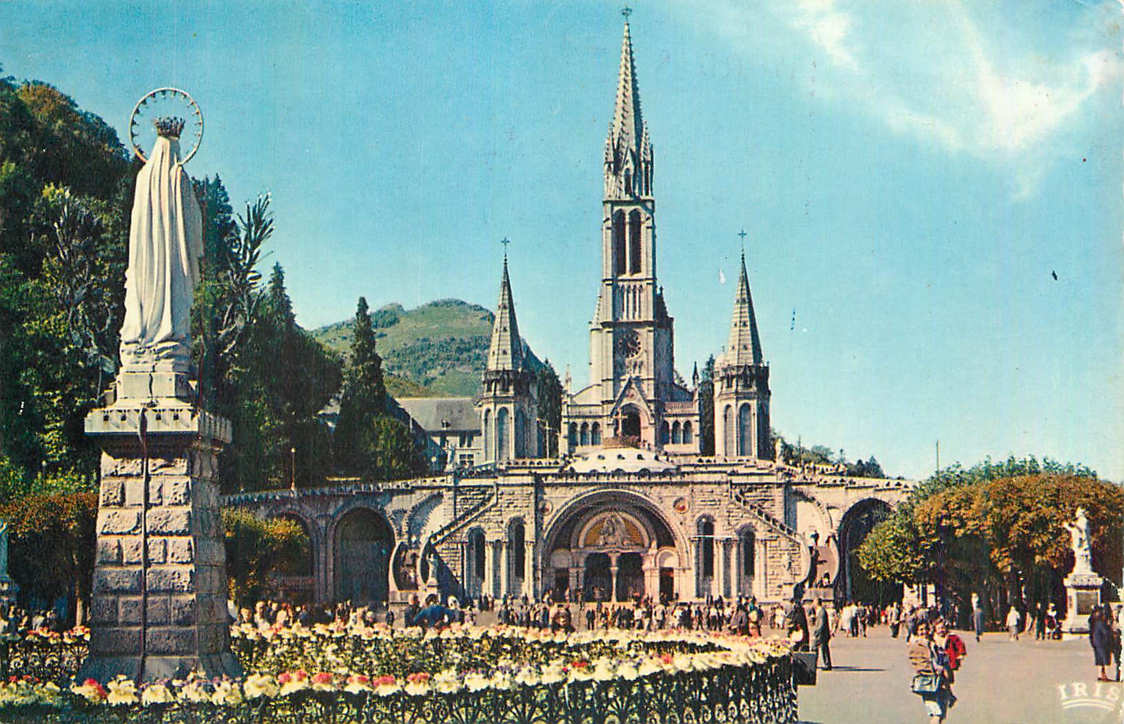 CPM Lourdes La Basilique et la Vierge Couronnee