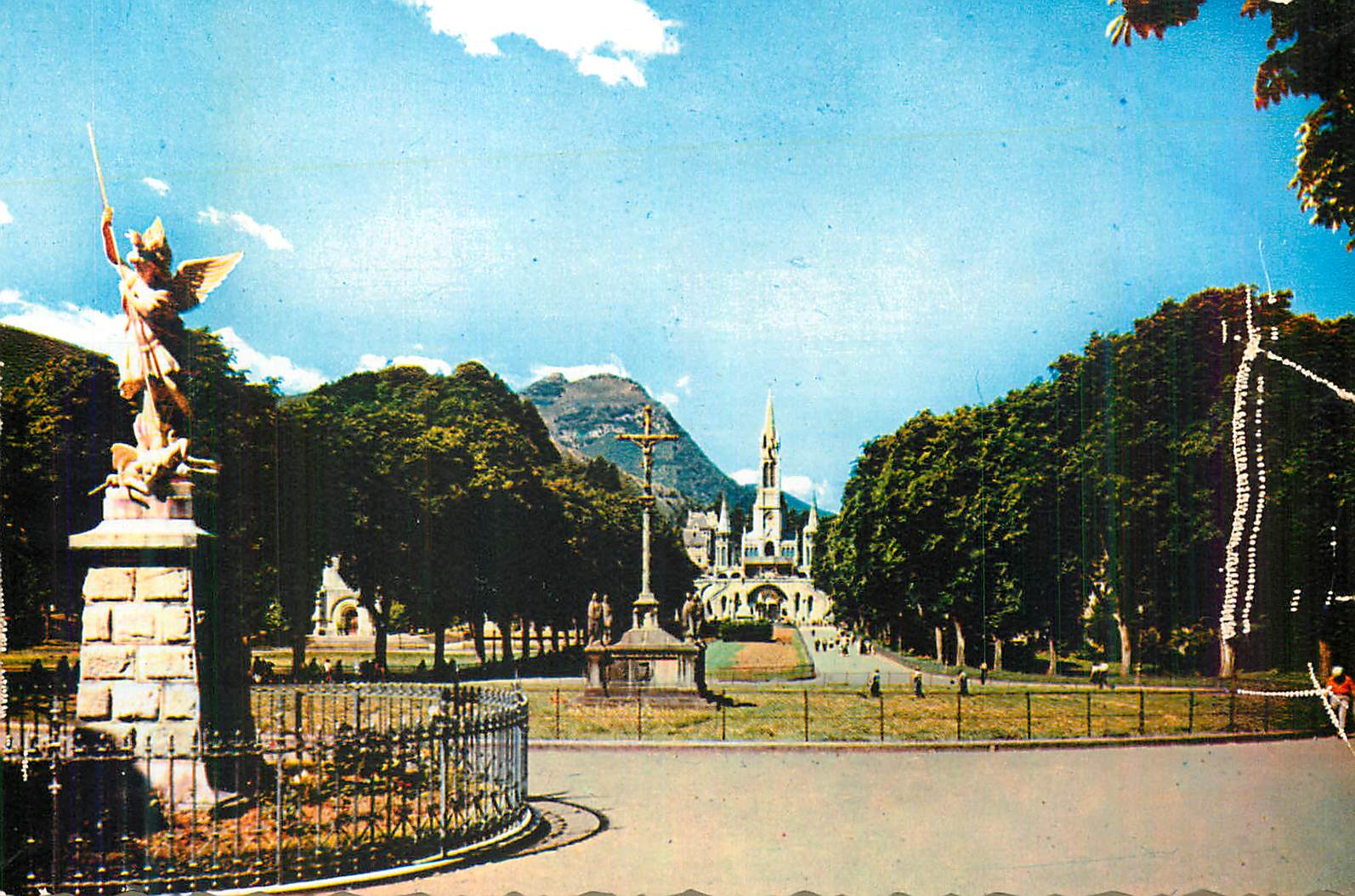CPM Lourdes La Basilique et l'Esplanade