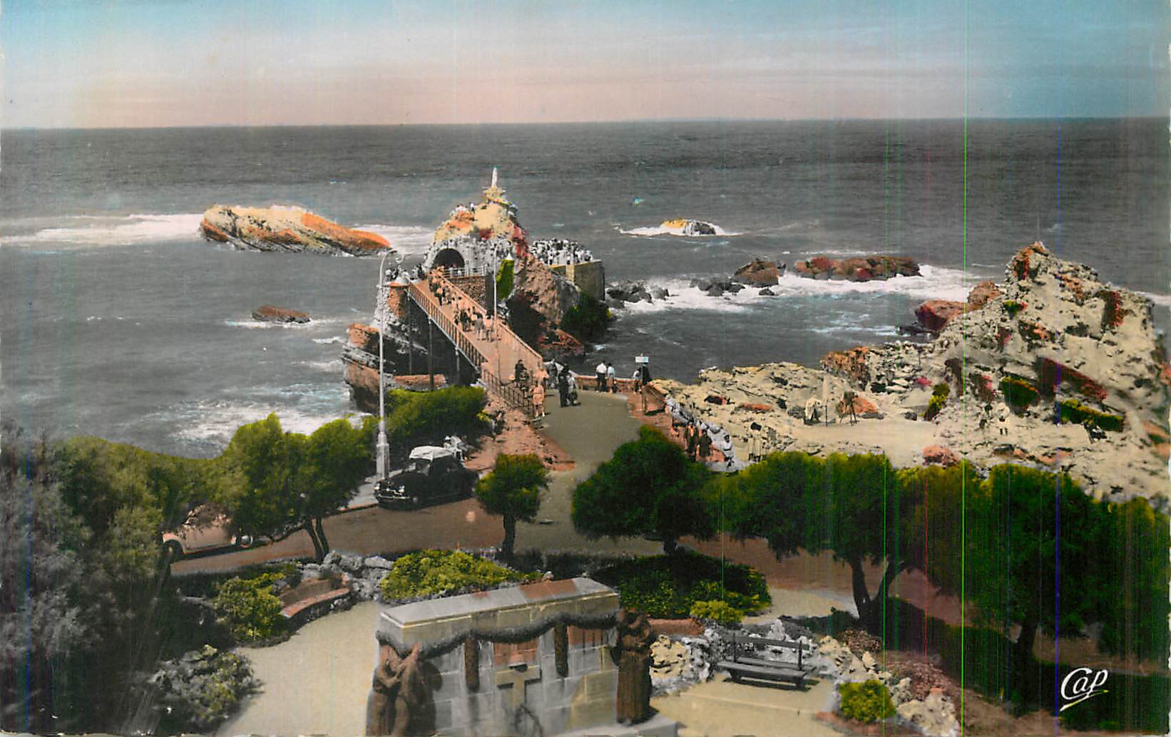 CPM Biarritz Le Rocher de la Vierge et le Monument aux Morts