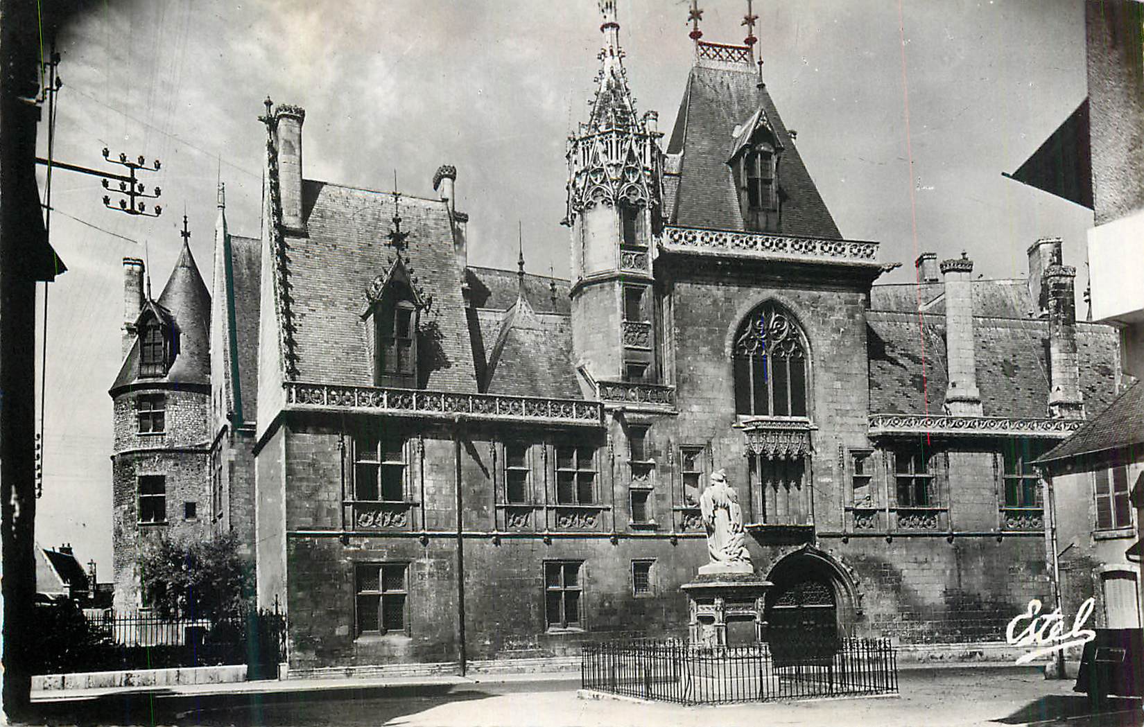 CPM Bourges Le Palais Jacques Coeur (XVe Siecle) et Statue de Jacques Coeur
