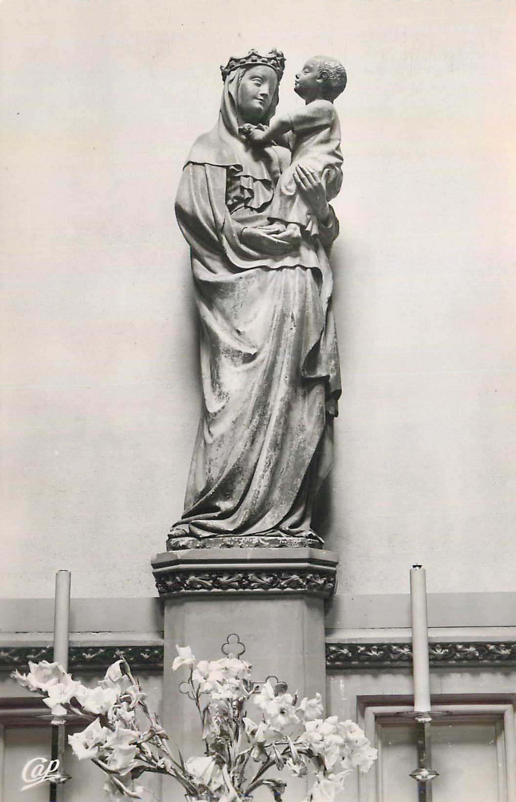 CPM Riom Eglise N D de Marthuret La Vierge a l'Oiseau