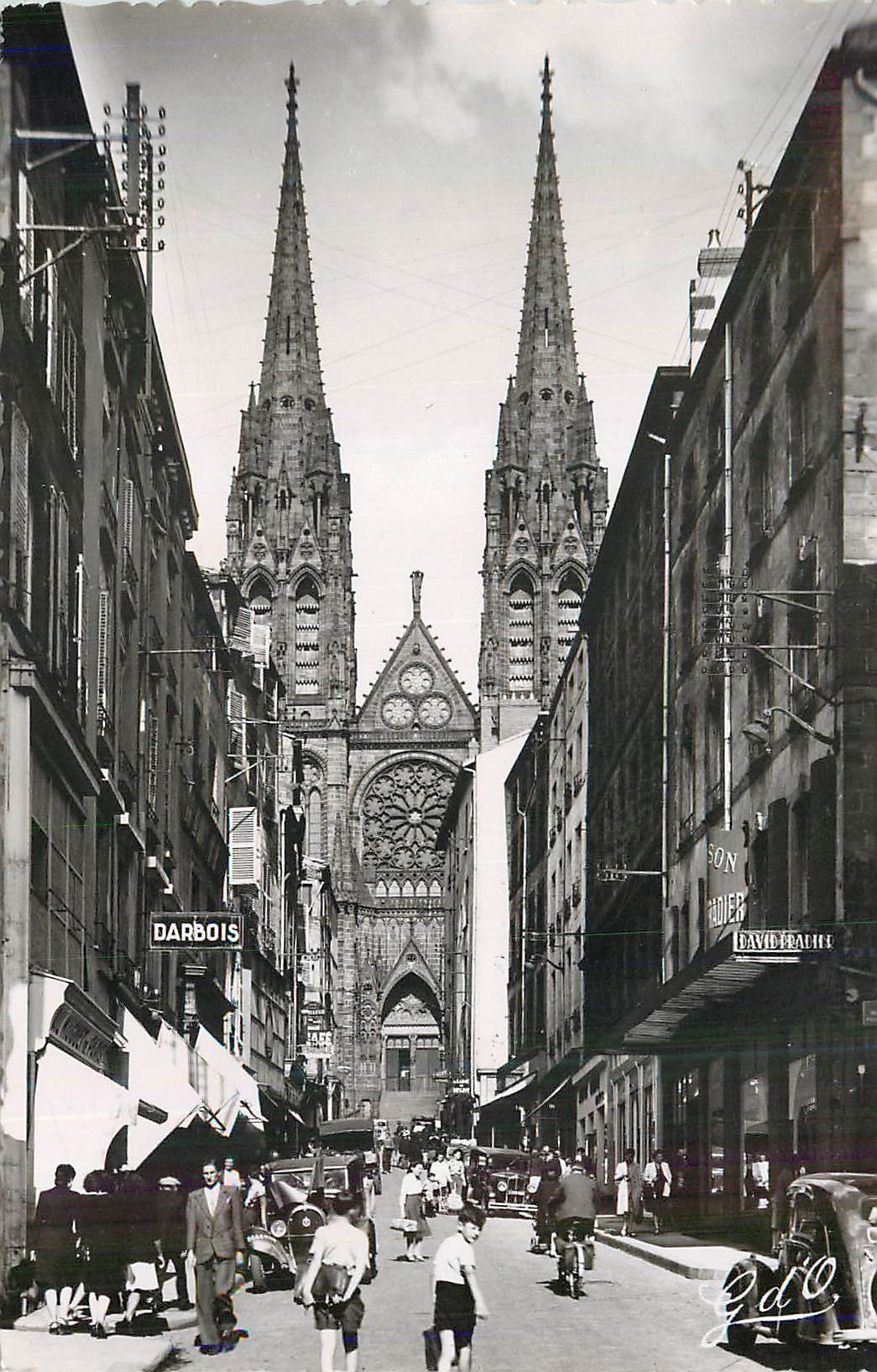 CPM Clermont Ferrand L'Auvergne La Cathedrale Facade Ouest Rue des Gras
