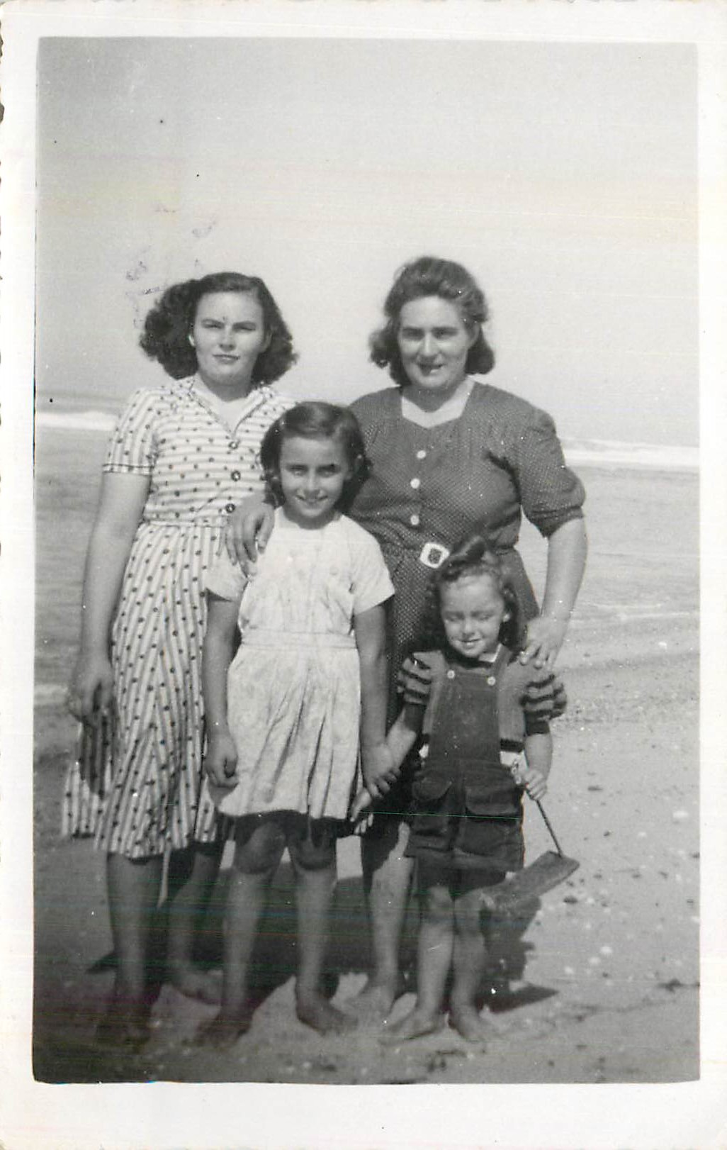 Famille sur la plage — photographie en noir et blanc — datée vers 1940