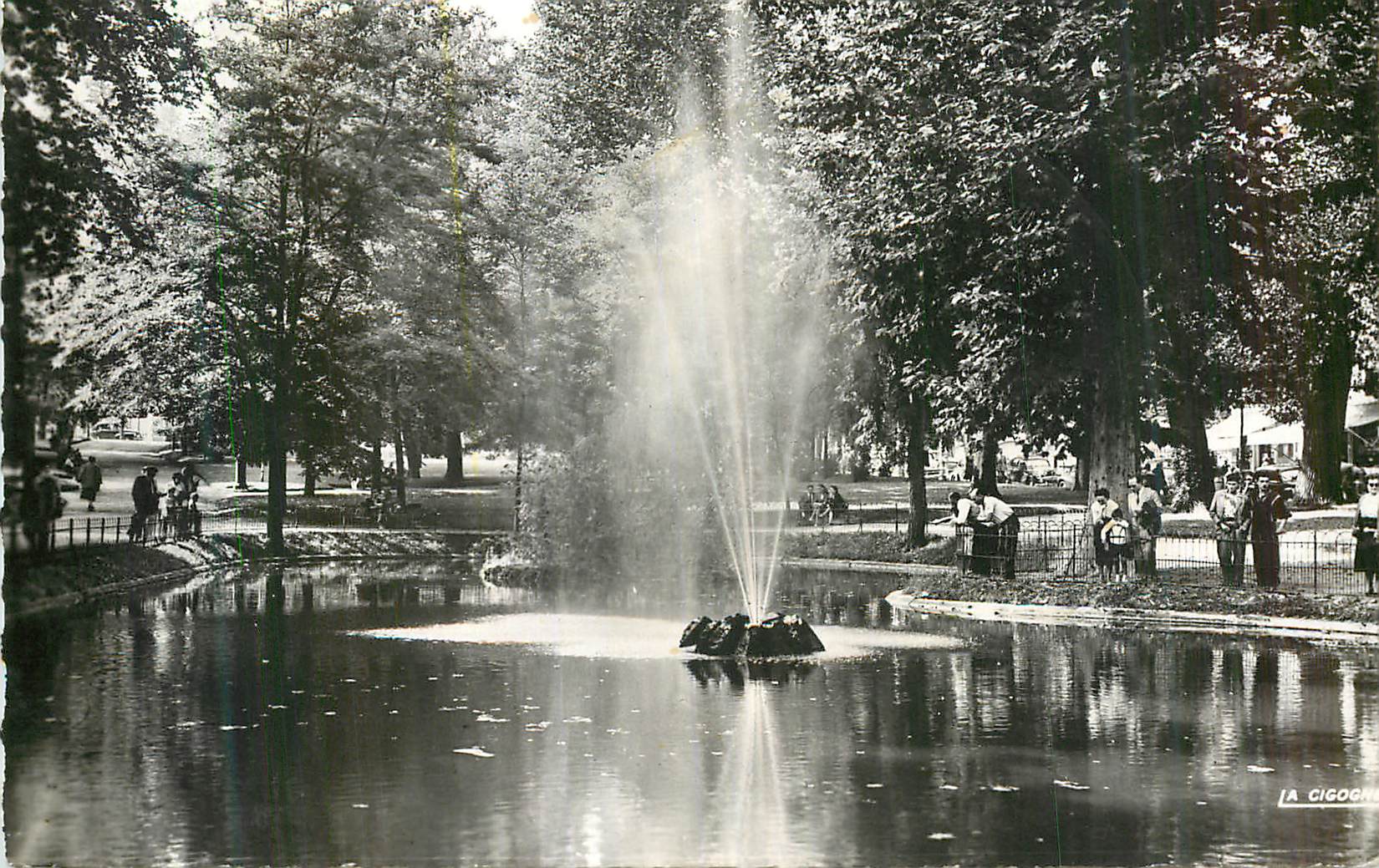 CPM Vichy (Allier) Reine des Villes d'Eaux Bassin dans les Grands Parcs