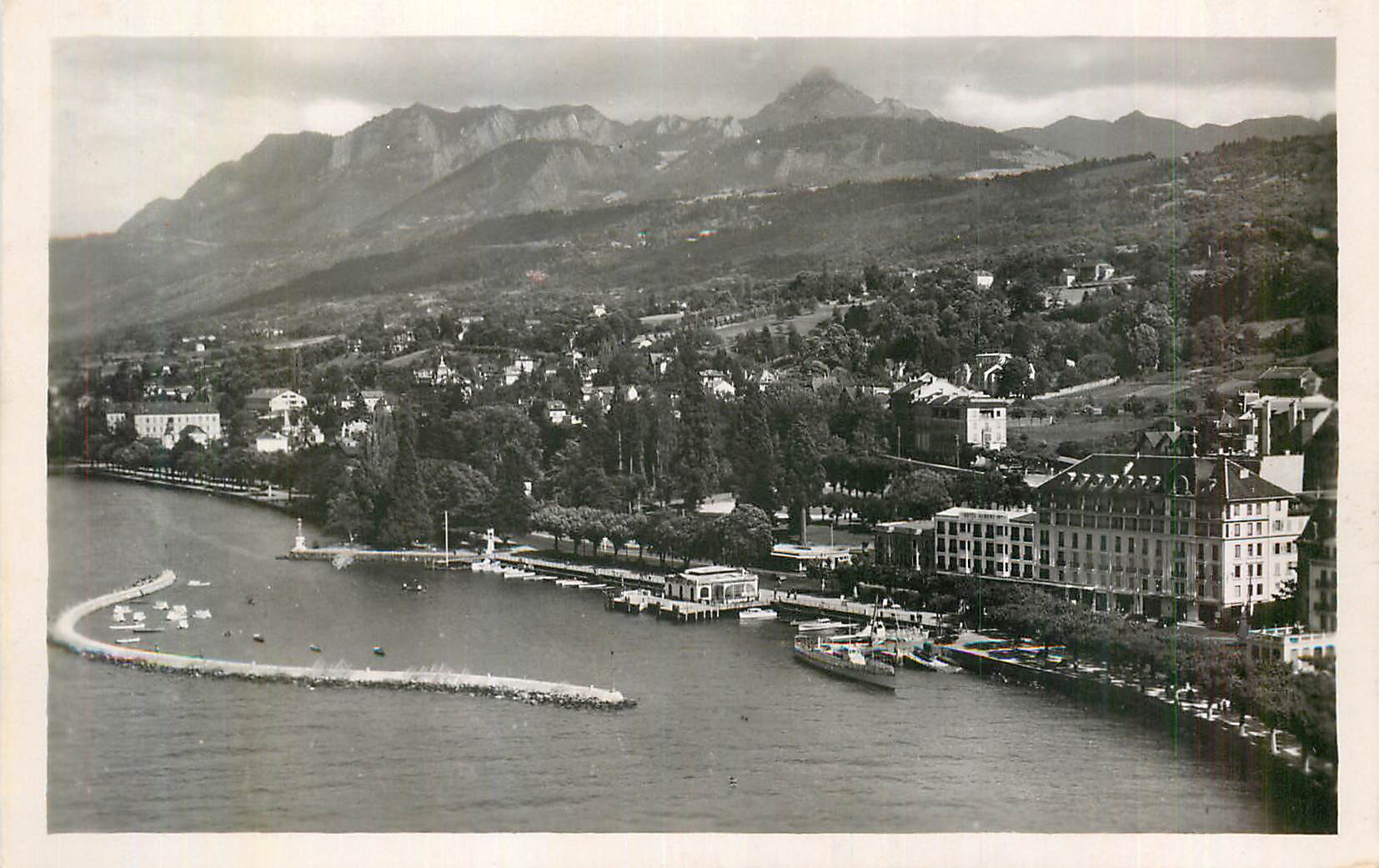 CPM Evian les Bains (Haute Savoie) Le Port L'Hotel Albert Ier