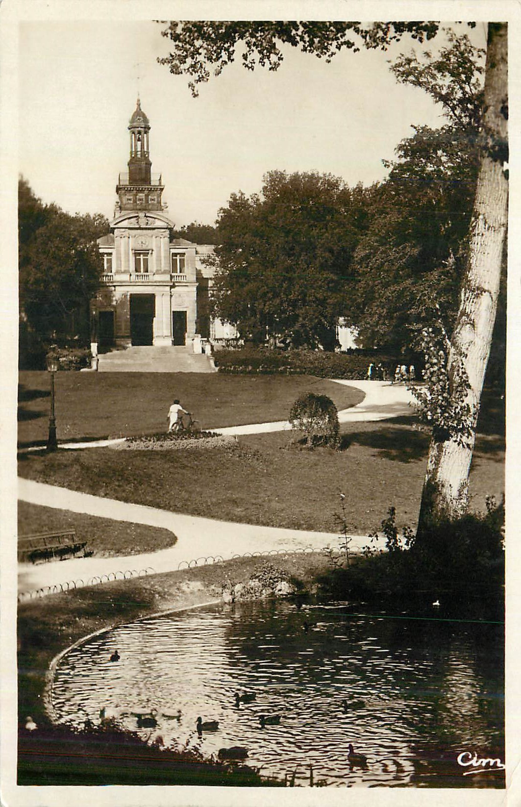 CPM Cognac (Charente) Jardins et Hotel de Ville