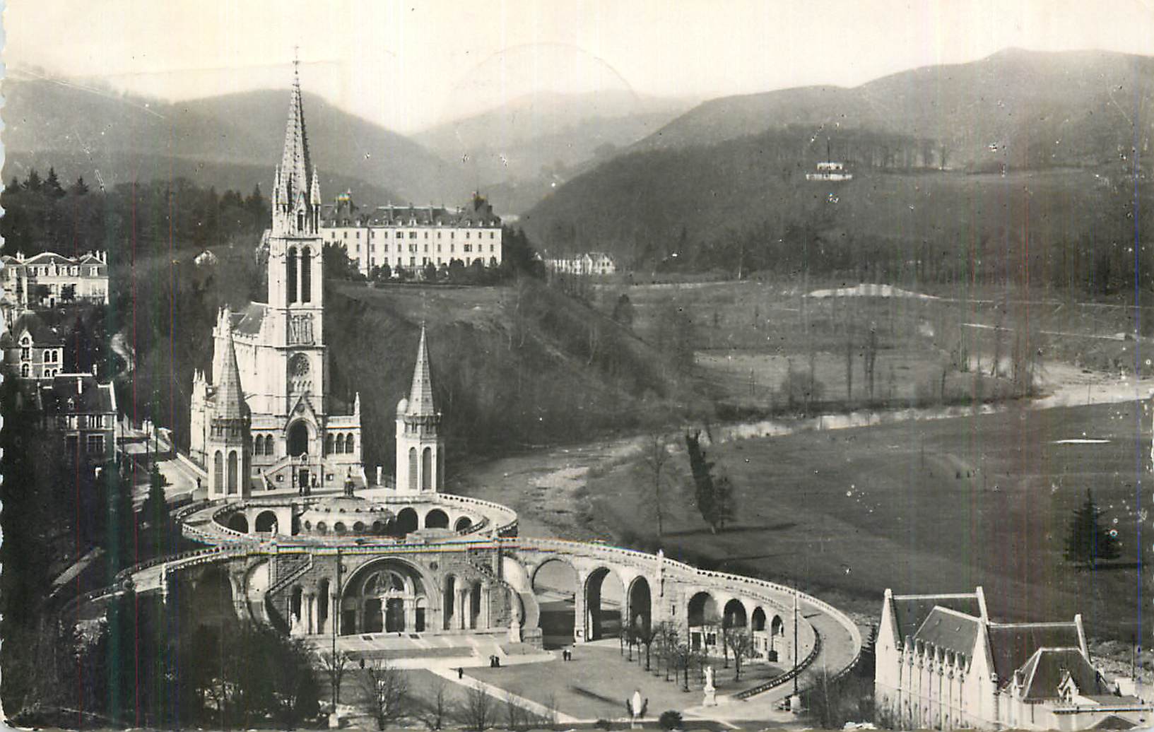 CPM Lourdes La Basilique vue du Chateau Fort