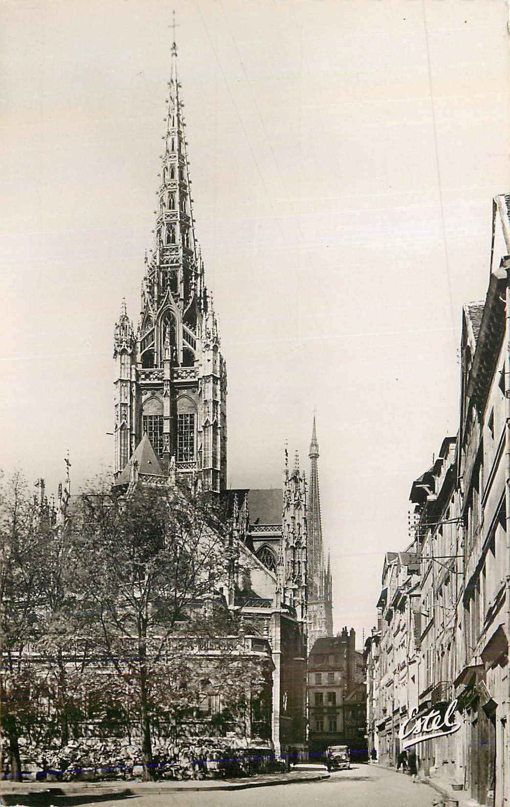 CPM Rouen Abside de St Maclou (Au Loin Fleche de la Cathedrale)