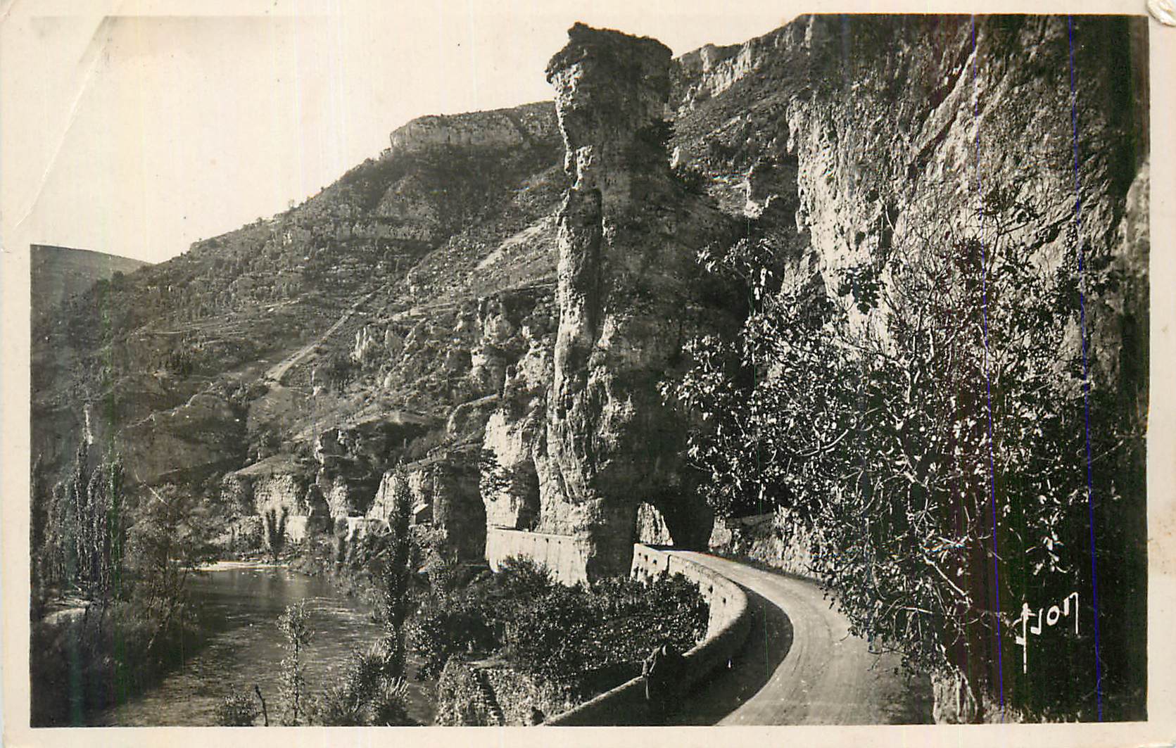CPM Gorges du Tarn Pougnadoires (Lozere) La Tour Eiffel