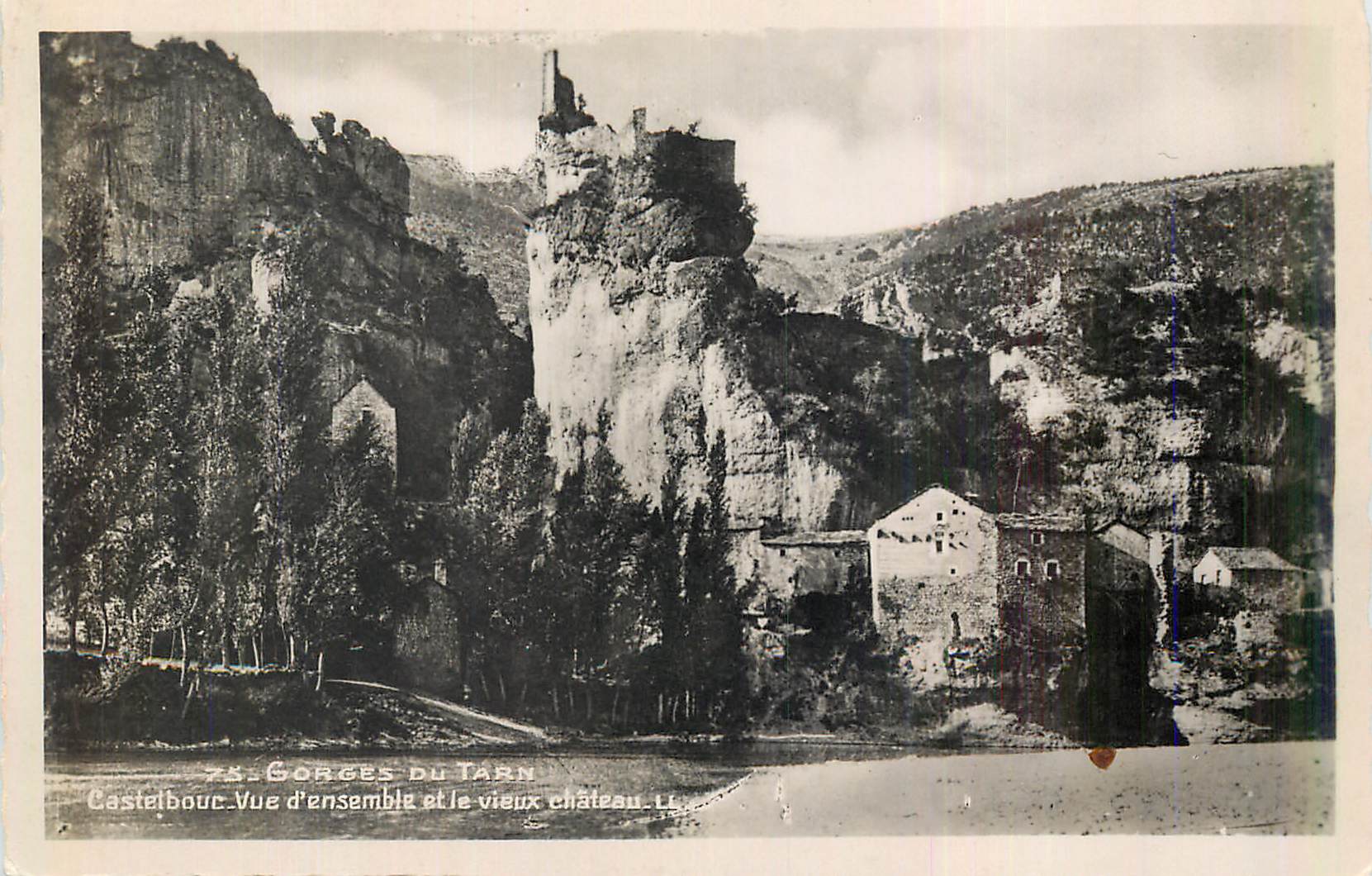 CPM Gorges du Tarn Castelbouc Vue D'Ensemble et le vieux Chateau