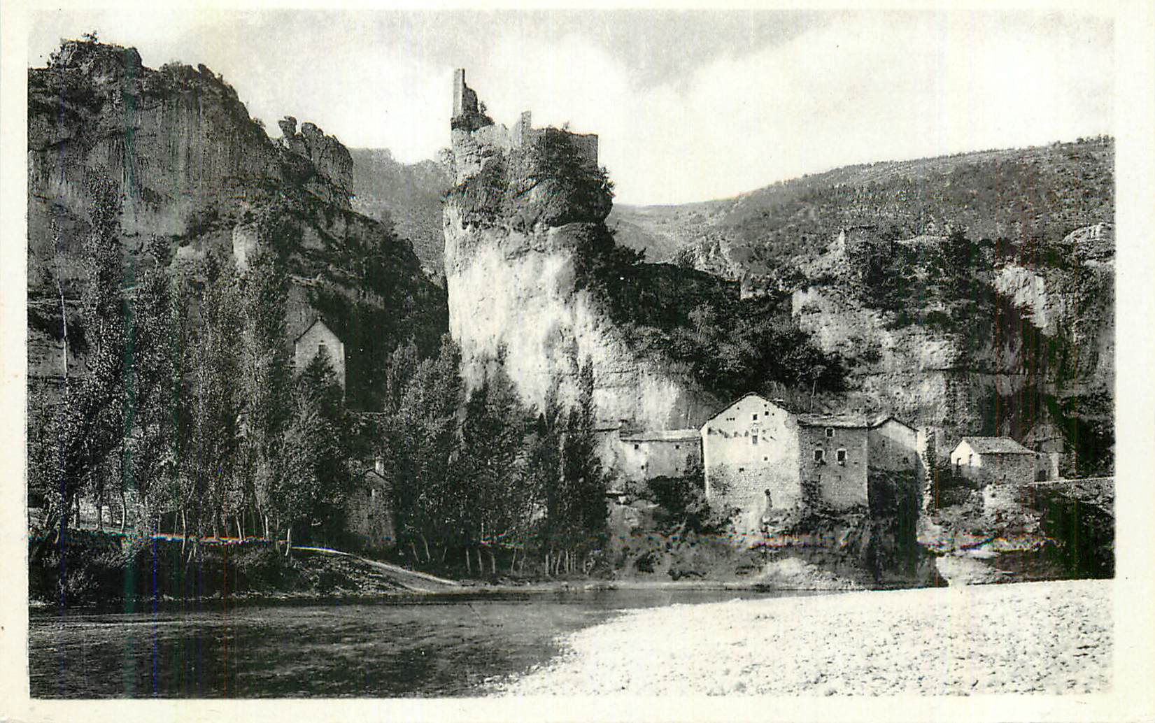 CPM Les Gorges du Tarn Castelbouc Vue d'Ensemble et le Vieux Chateau