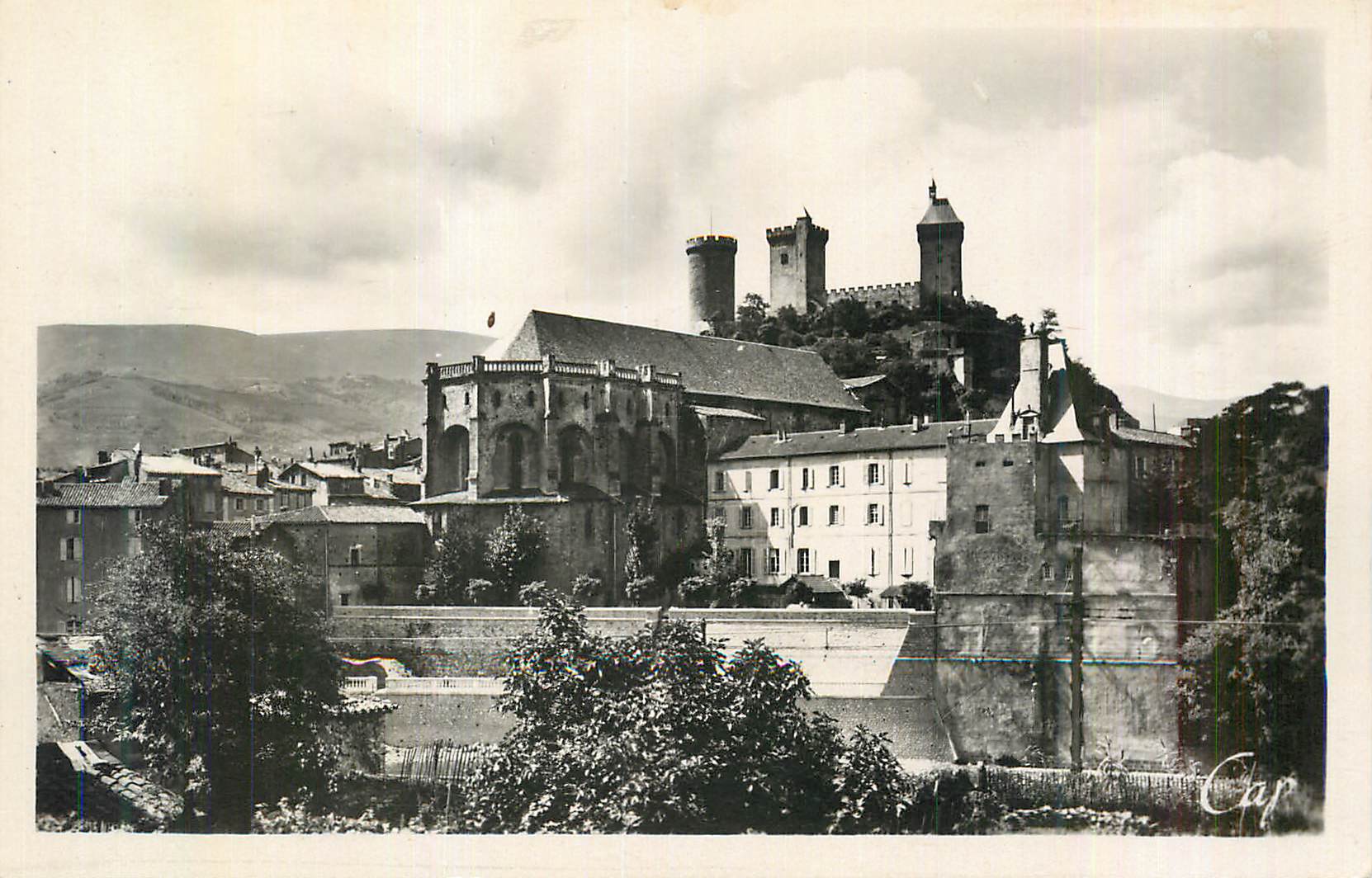 CPM Foix Vue sur le Chateau La Prefecture et l'Eglise