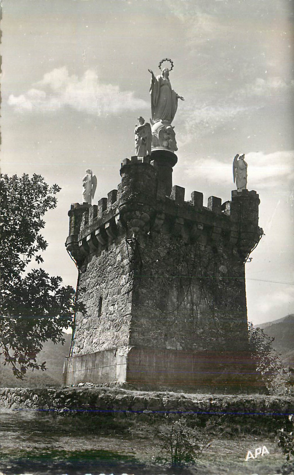 Tour de la Vierge — statue de la Vierge Marie couronnée avec anges — éditeur APA