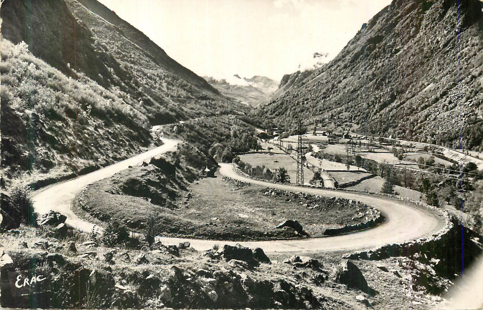 Route sinueuse dans le vallon d'Erac — Erac