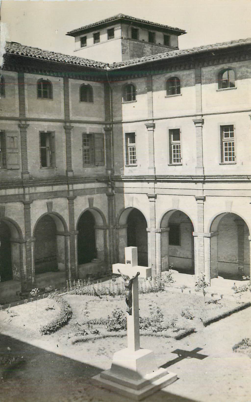 CPM Carmel de Pamiers (Ariege) Le Preau Conventuel avec le Calvaire