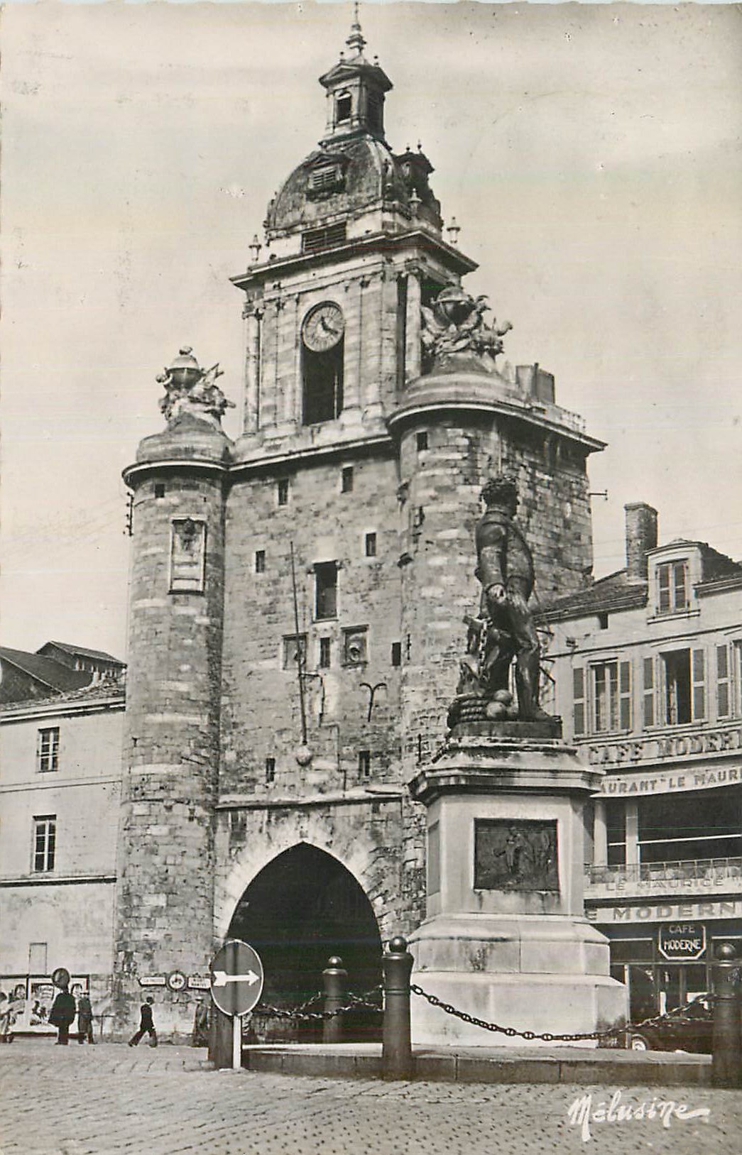 CPM La Rochelle La Grosse Horloge et la Statue de l'Amirale Duperre