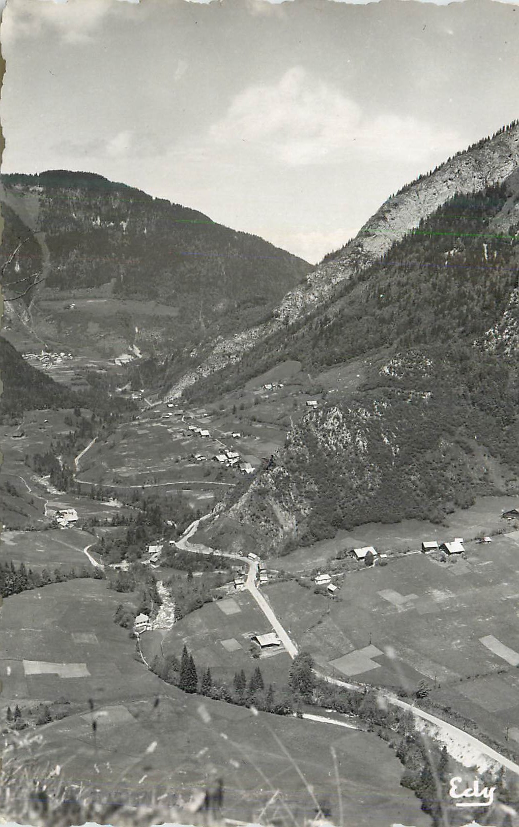 Vue aérienne d'un village en vallée — Éditeur Edly