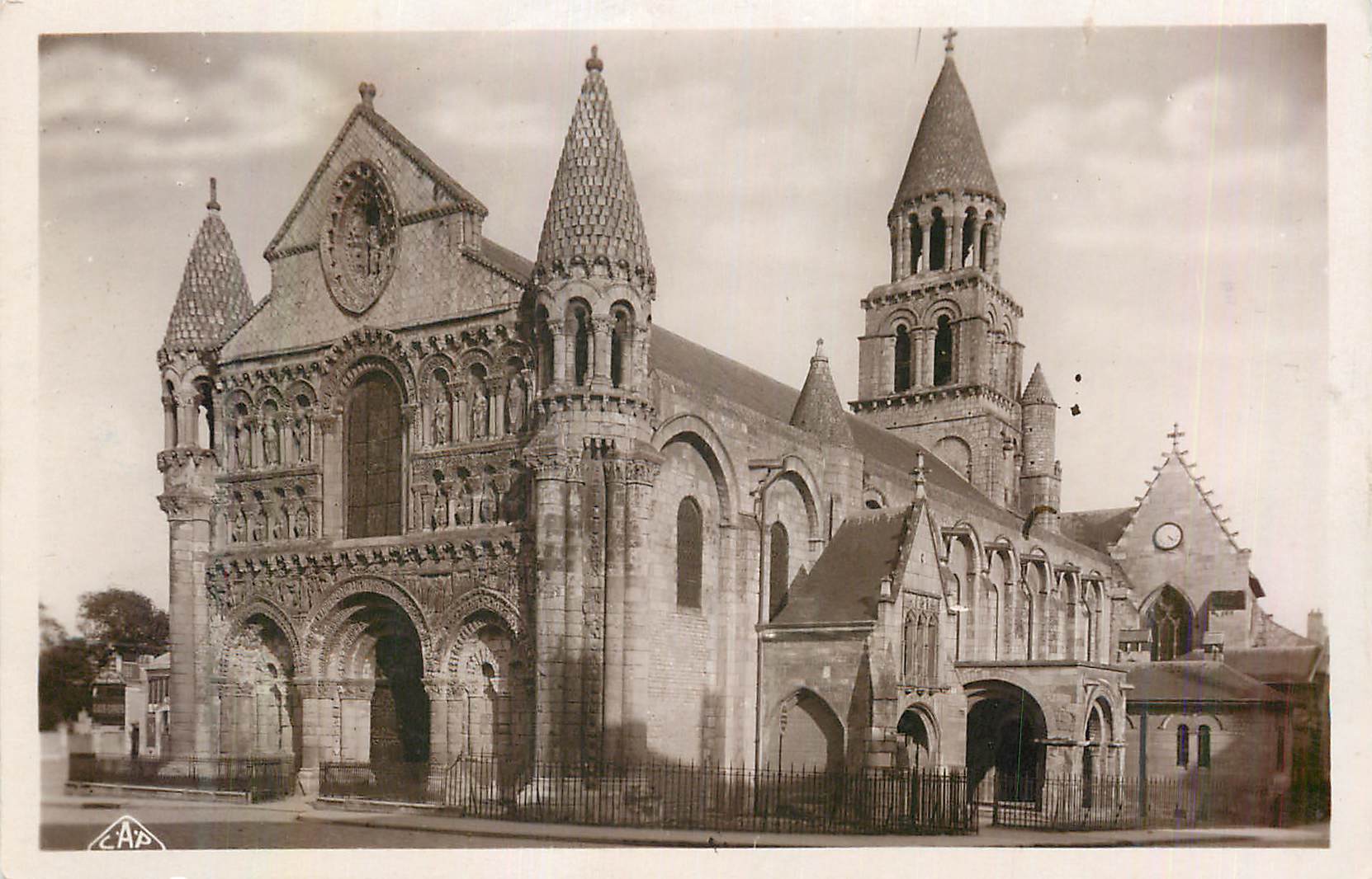 Kathedrale Saint-Pierre von Poitiers — Ansicht der Fassade — Verlag C.A.P.